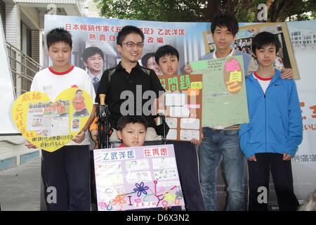 Japanese writer Hirotada Ototake and Chinese singer Michael Wong shared positive spirits with school kids in Taipei, Taiwan, China on Tuesday April 23, 2013. Stock Photo