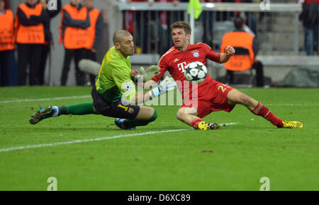 Munich's Thomas Mueller (R) vies for the ball with Barcelona's goalkeeper Victor Valdes during the UEFA Champions League semi final first leg soccer match between FC Bayern Munich and FC Barcelona at Fußball Arena Muenchen in Munich, Germany, 23 April 2013. Photo: Peter Kneffel/dpa Stock Photo