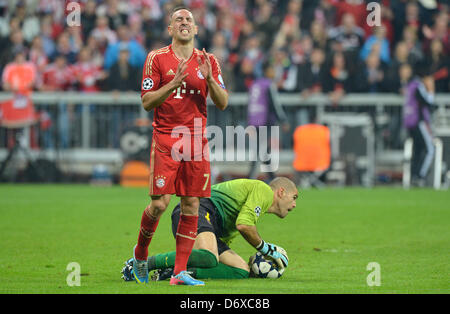 Munich's Franck Ribery (L) vies for the ball with Barcelona's goalkeeper Victor Valdes during the UEFA Champions League semi final first leg soccer match between FC Bayern Munich and FC Barcelona at Fußball Arena Muenchen in Munich, Germany, 23 April 2013. Photo: Peter Kneffel/dpa Stock Photo