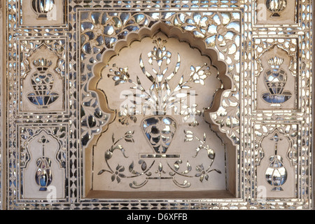 An interior view of a art detail wall covered in thousands of tiny mirrors, Amber Fort 11km near of Jaipur, Rajasthan, India Stock Photo