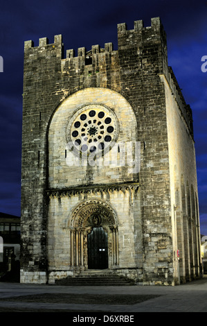 Spain, Galicia: Romanesque church San Nicolas de Bari in Portomarin at night Stock Photo