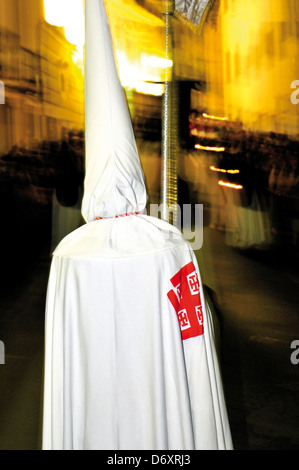 Spain, Extremadura: Nazareno with white cowl during nocturnal easter procession in Cáceres Stock Photo