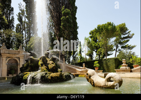 Villa d’Este. Tivoli. Italy. View of the 16th century fountain of the dragons. Flanked by elegant curved stepped walkways, the f Stock Photo