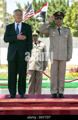 Cairo, Egypt. 24th April, 2013. U.S. Defense Secretary Chuck Hagel (2nd L) walks with Egyptian Defence Minister General Abdel Fattah Sisi during an arrival ceremony at the Ministry of Defence in Cairo April 24, 2013  (Credit Image: Credit:  Tareq Gabas/APA Images/ZUMAPRESS.com/Alamy Live News) Stock Photo
