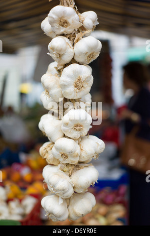 Garlic plait, Allium sativum, vitamin-rich vegetable, on sale in food market in Santander, Cantabria, Northern Spain Stock Photo