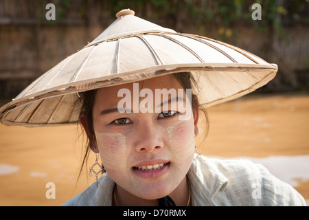 Young woman wearing a coolie hat, Ywama, Inle Lake, Shan State, Myanmar, (Burma) Stock Photo