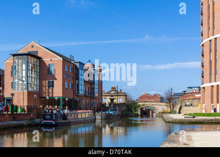 Leeds-Liverpool Canal at Granary Wharf in the city centre, Leeds, West Yorkshire, UK Stock Photo