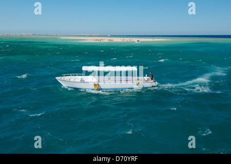 Pleasure boat maneuvers in the Utopia island, Hurghada, Egypt, Africa  Stock Photo