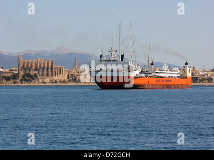 Dock Express / United Yacht Transport semi-submersible yacht transporter 'Superservant 4' arriving from USA into Palma Stock Photo