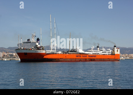 Dock Express / United Yacht Transport semi-submersible yacht transporter 'Super Servant 4' arriving from USA into Palma. Stock Photo