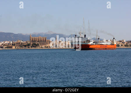 Dock Express / United Yacht Transport semi-submersible yacht transporter 'Superservant 4' arriving from USA into Palma. Stock Photo