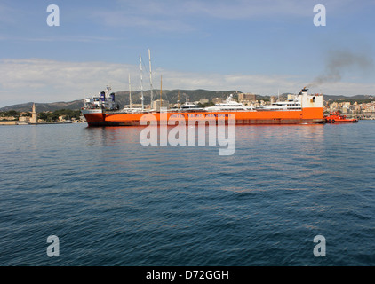 Dock Express / United Yacht Transport semi-submersible yacht transporter 'Superservant 4' arriving from USA into Palma. Stock Photo