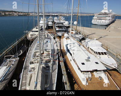 Dock Express / United Yacht Transport semi-submersible yacht transporter 'Super Servant 4' in the Port of Palma de Mallorca. Stock Photo