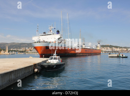 Dock Express / United Yacht Transport semi-submersible yacht transporter 'Super Servant 4' arriving from USA into Palma. Stock Photo