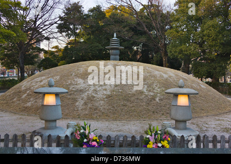 A-Bomb Memorial Mound containing the ashes of 70,000 unidentified victims of the bomb, Hiroshima, Japan Stock Photo