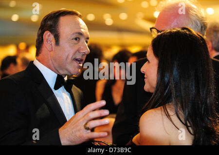 Actor Kevin Spacy talks with actress Julia Louis-Dreyfus during the White House Correspondents' Association (WHCA) annual dinner in Washington, District of Columbia, U.S., on Saturday, April 27, 2013. Credit: Pete Marovich / Pool via CNP