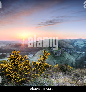 Sunrise overlooking the ruins of Corfe Castle on the Isle of Purpeck in Dorset. Stock Photo