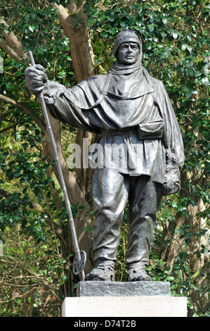 London, England, UK. Statue (by Kathleen Scott, the subject's daughter, 1915) of Captain Robert Falcon Scott Stock Photo