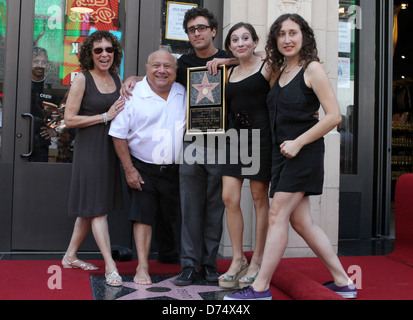 Rhea Perlman, Danny DeVito and their children Lucy Chet DeVito, Grace ...