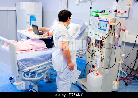 Haemodialysis. Patient undergoing haemodialysis treatment. Limoges hospital, France. Stock Photo