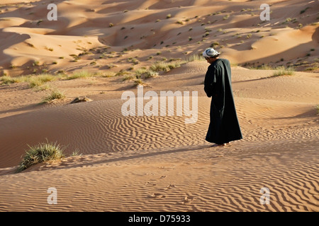 Bedu (Bedouin) man at Wahiba Sands (Sharqiya Sands), Oman Stock Photo