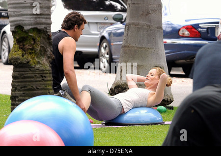 Jason Segel and Leslie Mann shooting a workout scene in a Santa Monica park while on the set of an untitled Judd Apatow project Stock Photo