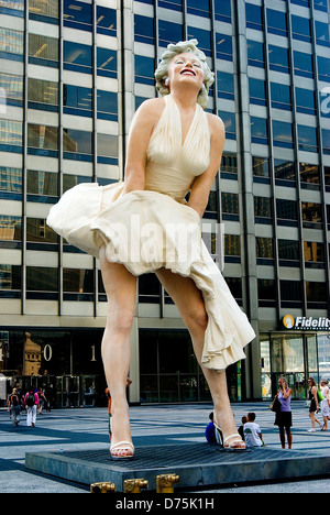 A giant statue of MARILYN MONROE's infamous leg-flashing moment from ...