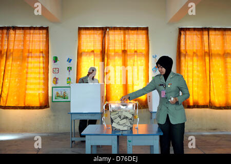 Kuala Lumpur, Malaysia. April 30, 2013. Malaysian armed forces personnel cast their votes during an early voting for the 13th general elections at a military base in Kuala Lumpur. Malaysia will go to the polls on May 5. Total 222 parliamentary and 505 state seats will be contested. (Credit Image: Credit:  Najjua Zulkefli/ZUMAPRESS.com/Alamy Live News) Stock Photo