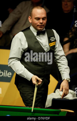 Sheffield, UK. 30th April 2013.  STUART BINGHAM  in action against RONNIE O'SULLIVAN during the quarter-finals of the Betfair World Snooker Championship at the Crucible Theatre on April 30, 2013 in Sheffield, England. Credit:  Michael Cullen / Alamy Live News Stock Photo