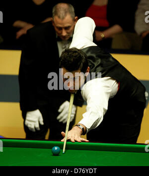 Sheffield, UK. 30th April 2013. RONNIE O'SULLIVAN  in action against STUART BINGHAM during the quarter-finals of the Betfair World Snooker Championship at the Crucible Theatre on April 30, 2013 in Sheffield, England. Credit:  Michael Cullen / Alamy Live News Stock Photo