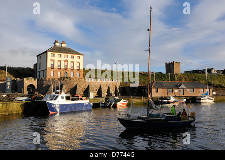 Eyemouth harbour and Gunsgreen House Stock Photo