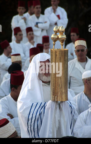 Nablus, West Bank. April 30, 2013. Members of the ancient Samaritan community attend the pilgrimage for the holy day of Passover on the top of Mount Gerizim. (Credit Image: Credit:  Nedal Eshtayah/APA Images/ZUMAPRESS.com/Alamy Live News) Stock Photo