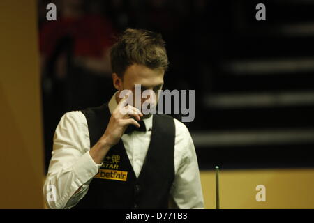 Sheffield, UK. 30th April 2013.  Judd Trump in action against Shaun Murphy  during the quarter-finals of the Betfair World Snooker Championship at the Crucible Theatre on April 30, 2013 in Sheffield, England. (2nd Session best of 25 frames) Credit: Action Plus Sports Images/Alamy Live News Stock Photo