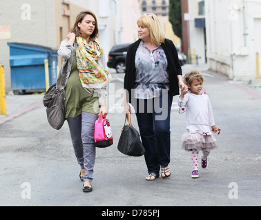 Pregnant Jessica Alba, her daughter Honor Marie Warren and her mother enjoy lunch together on Father's Day at Nate & Al's Deli Stock Photo