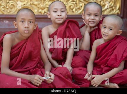 Myanmar Young Buddhist monks are sitting together at the Shwedagon Pagoda in Rangun, Myanmar, on 30.03.2013. Photo: Sebastian Kahnert Stock Photo
