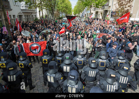 Berlin, Germany. 1st May 2013. Numerous demonstrators protest against the rally of the extreme right-wing NPD in the quarter Schöneweide in Berlin, Germany, 01 May 2013. Photo: FLORIAN SCHUH/dpa/Alamy Live News Stock Photo