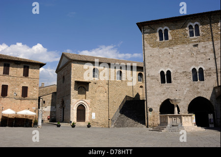 Italy, Umbria, Bevagna, Piazza Silvestri, San Domenico e Giacomo church and Palazzo dei Consoli Stock Photo