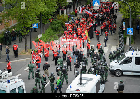 Wurzburg, Germany. 1st May 2013. Police officers of a group of a hundred accompany a march of the 'Nationales und soziales Bündnis' ('National and social alliance') through Würzburg. The coalition for action 'Würzburg ist bunt, nicht braun' ('Würzburg is colorful not brown') organized a 'Fest der Demokratie' ('Festival of democracy') in order to protest against the rally of right-wing extremists. Photo: DAVID EBENER/dpa/Alamy Live News Stock Photo