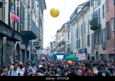 Milan, Italy. 1st May 2013. Thousands gather in Milan to celebrate May Day and to protest against austerity measures. Credit:  Piero Cruciatti / Alamy Live News Stock Photo