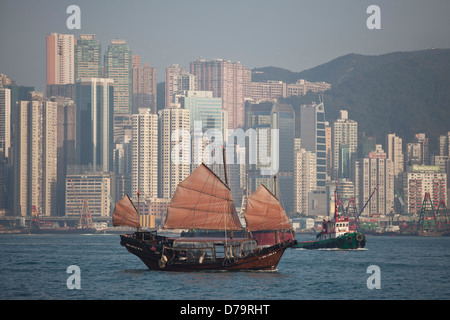 A traditional Chinese junk sailing in Hong Kong Harbour Stock Photo