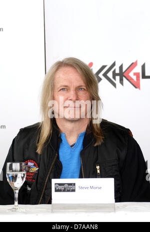Guitarist Steve Morse from British rock band Deep Purple sits during a press conference for the Open Air Concert on the Idalp in Ischgl, Austria, 30 April 2013. Photo: FELIX HOERHAGER Stock Photo