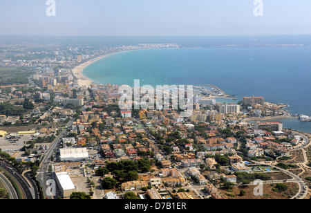 (dpa-file) - A file picture dated 12 September 2012 shows a view out of an airplane above Palma de Mallorca, Spain. Photo: Waltraud Grubitzsch Stock Photo