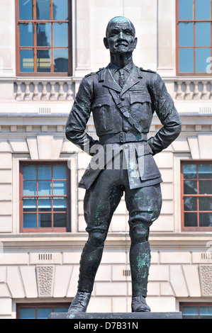 London, England, UK. Statue (1956; Jacob Epstein) of Field Marshal Jan Christian Smuts (1870-1950) in Parliament Square Stock Photo