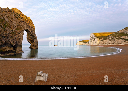 Durdle Door in Dorset looking towards the chalk cliffs of Bat's Head and Butter Rock Stock Photo