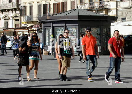Nicole 'Snooki' Polizzi, Sammi Giancola aka 'Sweetheart', Deena Nicole Cortese, Vinny Guadagnino, DJ Pauly D, Ronnie Ortiz-Magro The cast of 'Jersey Shore' running errands in Florence Florence, Italy - 17.05.11 Stock Photo