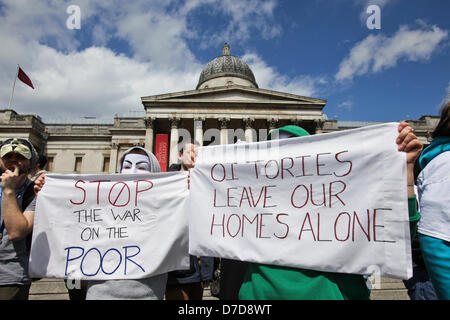 London, UK. 4th May 2013. Two protesters in Trafalgar Square with anti-'Bedroom Tax' slogans written on pillow cases. Credit:  Rob Pinney / Alamy Live News Stock Photo
