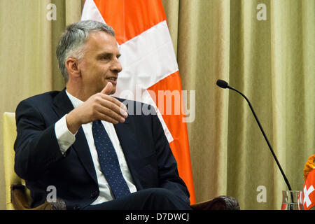 Jerusalem, Israel. 5th May, 2013. Minister of Foreign Affairs of Switzerland and Vice President of the Swiss Confederation, Didier Burkhalter, thanks Israeli President Peres for his welcome and makes a statement on central issues in the region. Jerusalem, Israel. 5-May-2013.  President Shimon Peres hosts Foreign Minister of Switzerland and Vice President of the Swiss Confederation, Didier Burkhalter, for a diplomatic work meeting. The two discuss central issues in the region and strengthening cooperation. Stock Photo