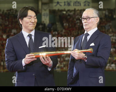 May 5, 2013 - Tokyo, Japan - Former Yomiuri Giants slugger Shigeo Nagashima, right, accompanied by former Giants and New York Yankees outfielder Hideki Matsui, holds a golden bat presented by Prime Minister Shinzo Abe, not in the photo, at the Tokyo Dome in Tokyo, Sunday, May 5, 2013. Matsui and his former manager with the Giants, Nagashima, received the People's Honor Award, which is bestowed on those who have made significant achievements in their careers and are beloved by the public. (Credit Image Â©Tsuyoshi Matsumoto, Pool)/Jana Press/ZUMApress.com) (Credit Image: © Yoshikazu Okunishi/Jan Stock Photo