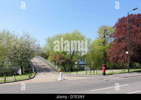 The Thames Riverside bridge to Taggs Island, Hampton, Middlesex, England, UK. Stock Photo