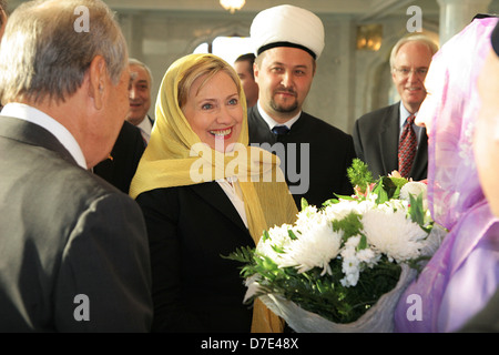 US Secretary of State Hillary Rodham Clinton and Deputy Mufti Ramil Yunusov congratulate a newly wed couple October 14, 2009 in Kazan, Russia. Stock Photo